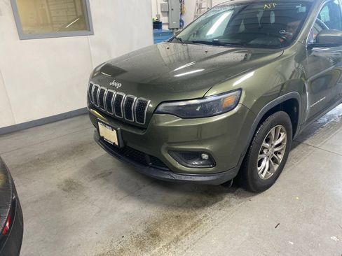 Used 2019 Jeep Cherokee Latitude Plus w/ Cold Weather Group AWD/4WD image 2