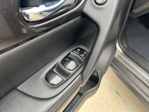 Used 2019 Nissan Rogue SV w/ Premium Package image 14