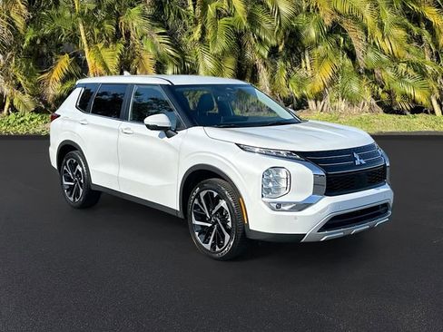 Used 2024 Mitsubishi Outlander SE image 2