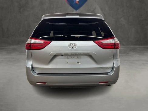 Used 2019 Toyota Sienna XLE image 14