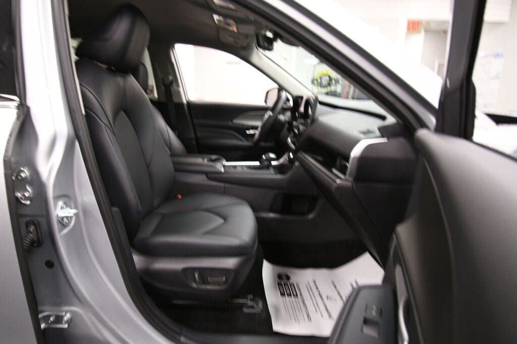 Certified 2025 Toyota Grand Highlander AWD image 29