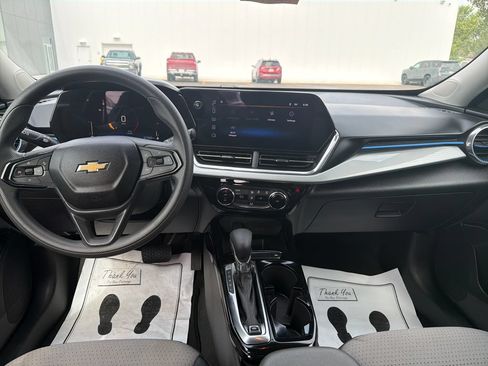 Used 2025 Chevrolet Trax LT FWD image 12