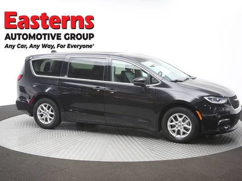 Used 2023 Chrysler Pacifica Touring-L FWD image 49