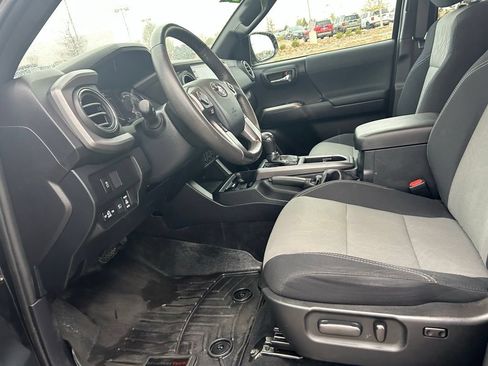 Used 2020 Toyota Tacoma TRD Off-Road w/ Technology Package AWD/4WD image 23