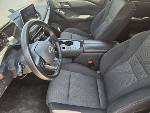 Used 2025 Nissan Rogue SV FWD image 18