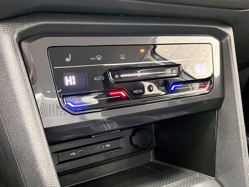 Used 2024 Volkswagen Tiguan SE image 31