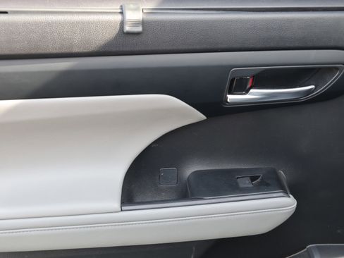 Used 2023 Toyota Highlander XLE image 34