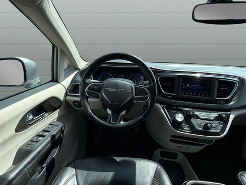 Used 2019 Chrysler Pacifica Touring-L FWD image 11