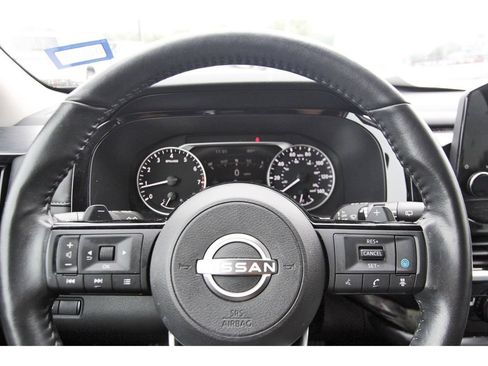 Used 2023 Nissan Pathfinder SL FWD image 9