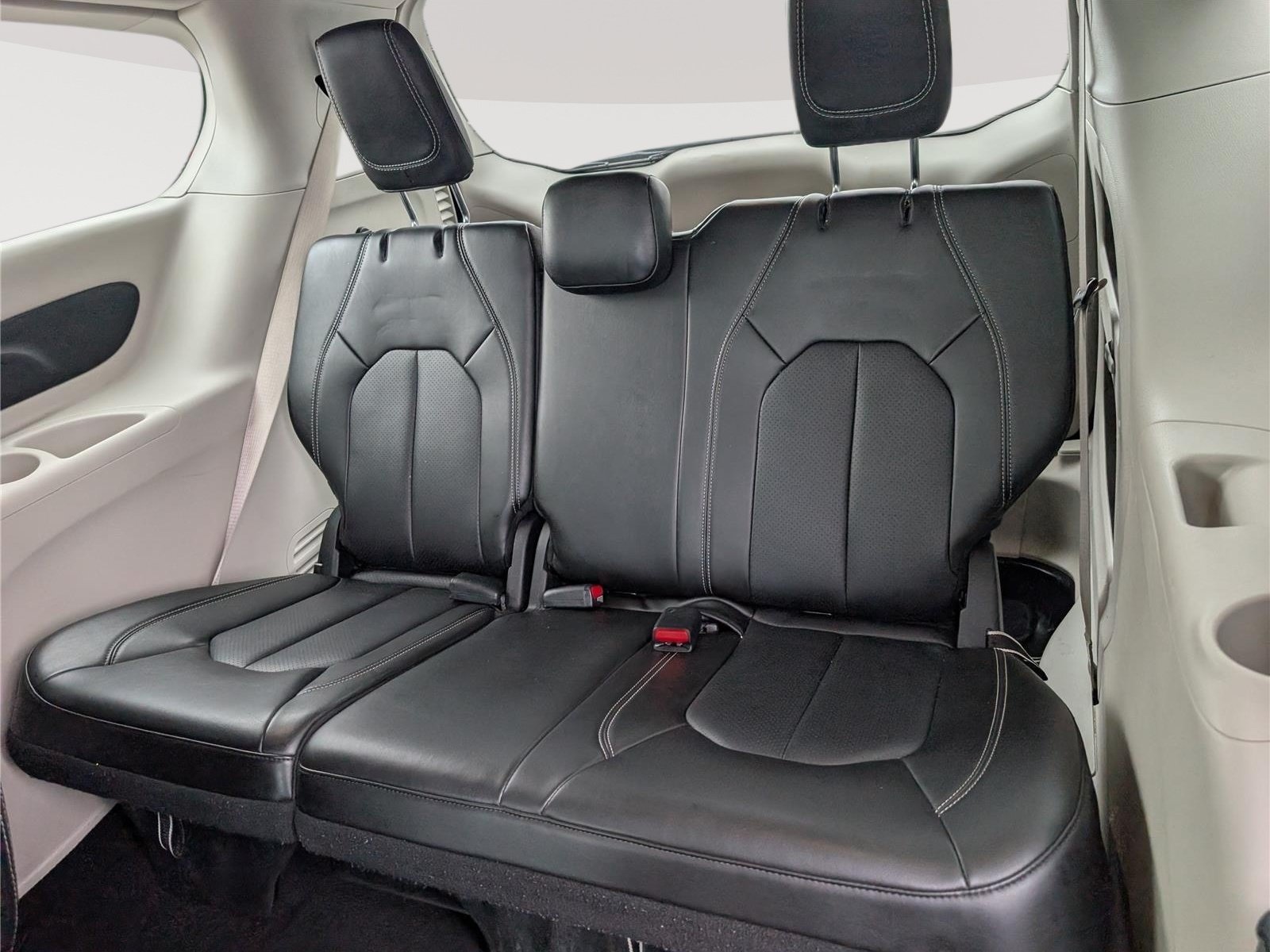 Used 2024 Chrysler Pacifica Touring-L FWD image 13