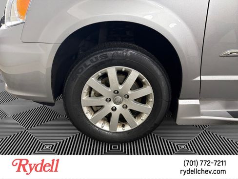 Used 2016 Chrysler Town & Country Touring image 9