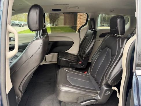 Used 2023 Chrysler Pacifica Touring-L FWD image 20