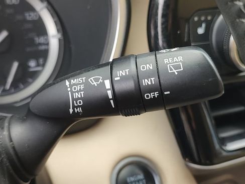 Used 2021 Toyota Highlander XLE FWD image 23