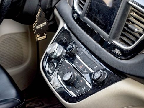 Used 2020 Chrysler Voyager Lxi image 8