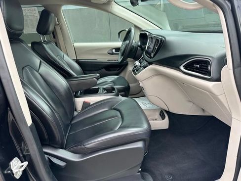 Used 2023 Chrysler Pacifica Touring-L FWD image 10