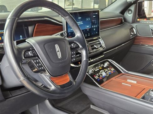 Used 2024 Lincoln Navigator Reserve image 11