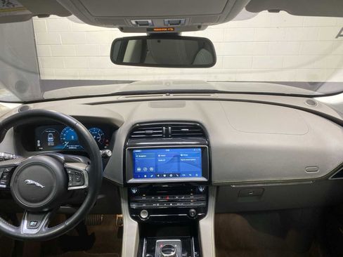 Used 2017 Jaguar F-PACE R-Sport image 10