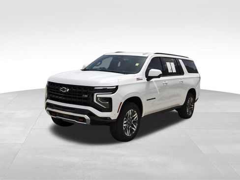 Used 2025 Chevrolet Suburban Z71 AWD/4WD image 2