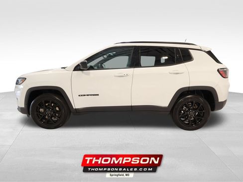 Used 2025 Jeep Compass Latitude w/ Convenience Group AWD/4WD image 1