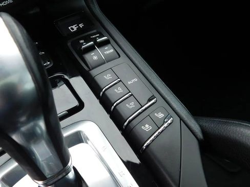 Used 2017 Porsche Cayenne Platinum Edition image 25