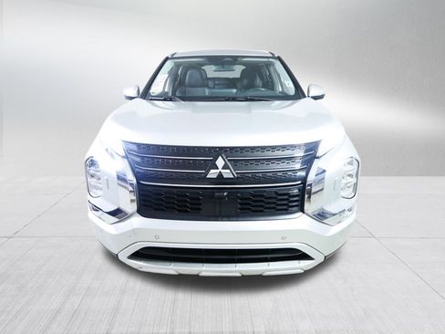 Used 2024 Mitsubishi Outlander SE image 2