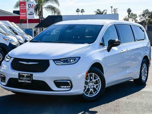 New 2026 Chrysler Pacifica Select image 1