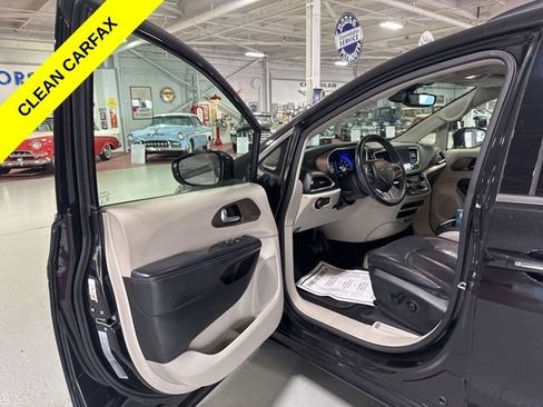 Used 2017 Chrysler Pacifica Touring-L w/ Tire & Wheel Group FWD image 11