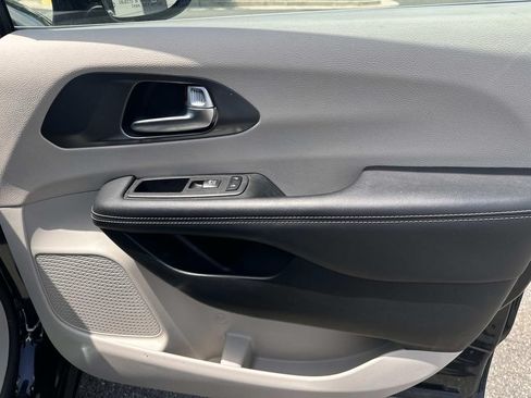 Used 2024 Chrysler Pacifica Touring-L FWD image 12