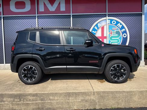 Used 2023 Jeep Renegade Trailhawk image 2