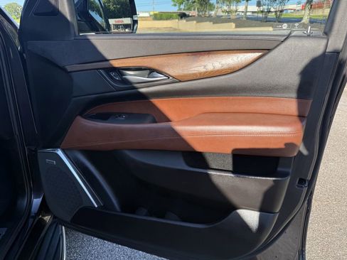 Used 2017 Cadillac Escalade Luxury AWD/4WD image 36