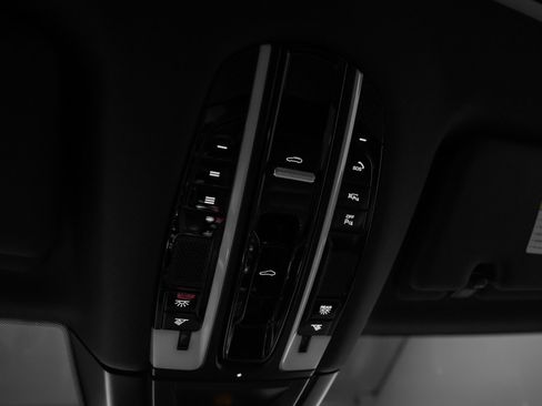 Used 2023 Porsche Cayenne Platinum Edition image 39