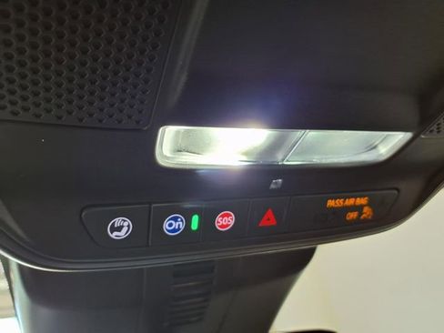 Used 2025 Chevrolet Traverse LT FWD image 16