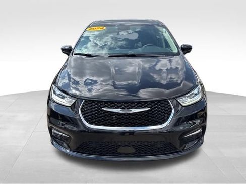 Used 2024 Chrysler Pacifica Touring-L image 2