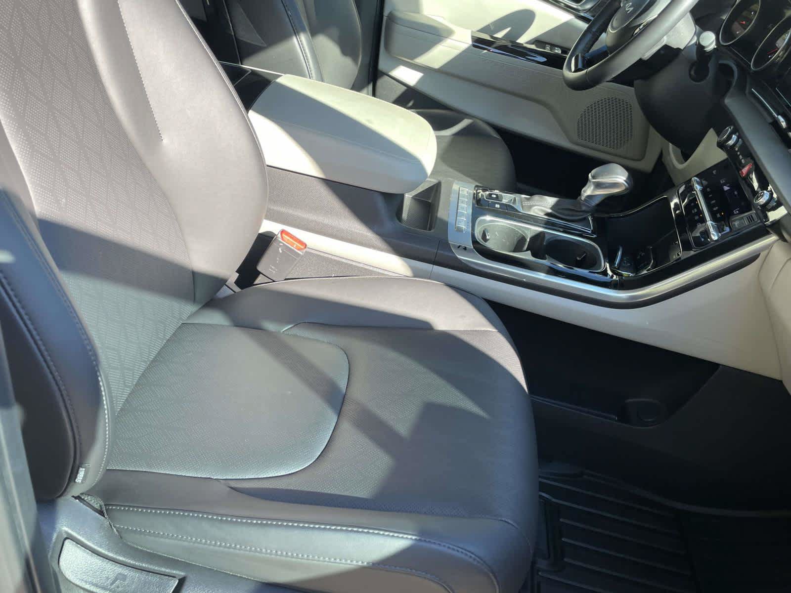 Used 2024 Kia Carnival EX FWD image 17