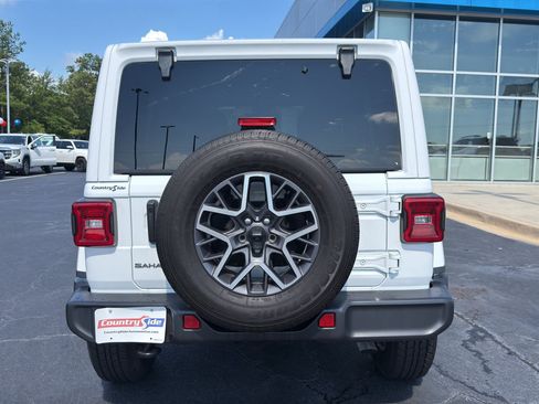 Used 2025 Jeep Wrangler Unlimited Sahara AWD/4WD image 8