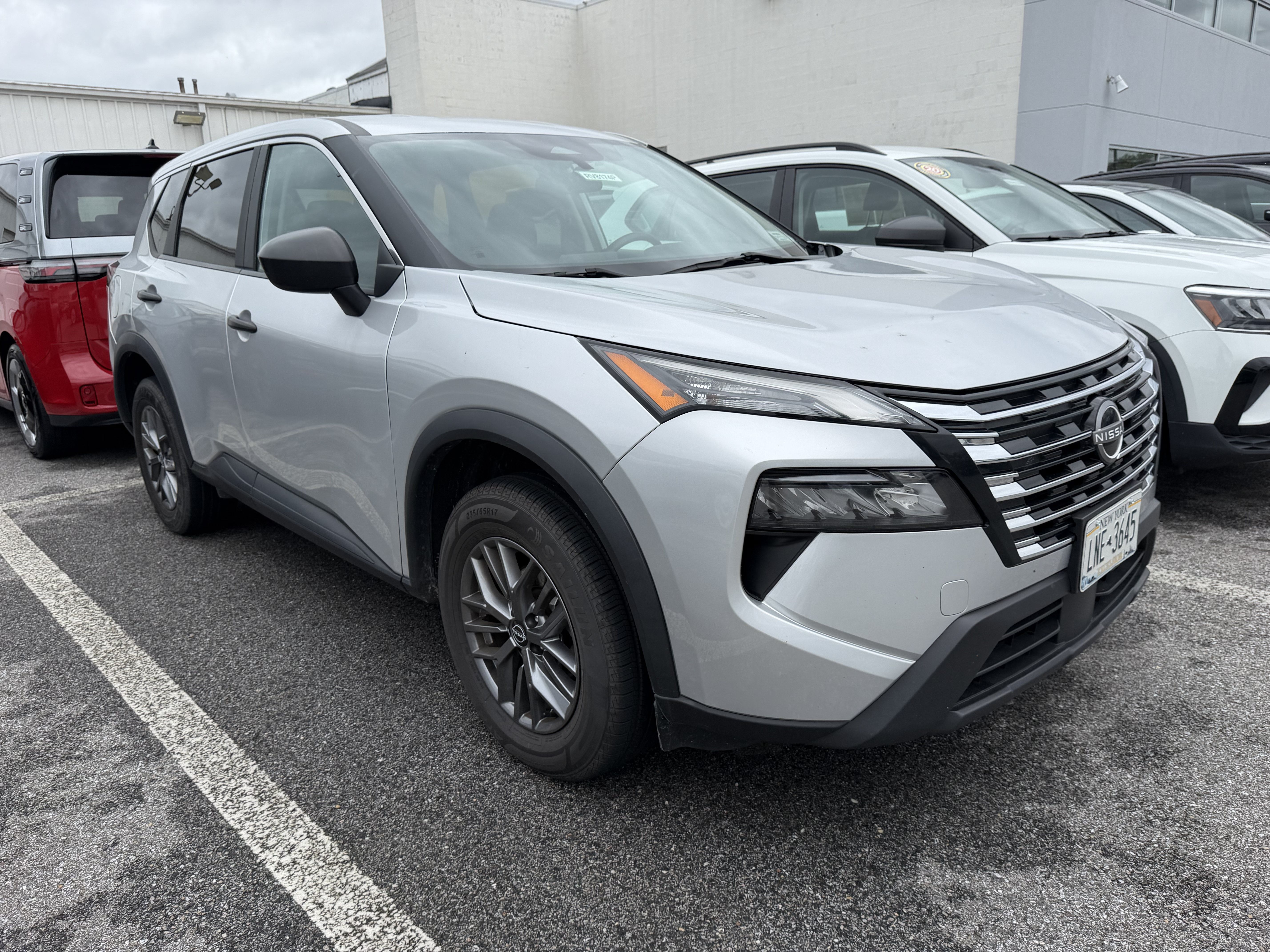 Used 2024 Nissan Rogue S AWD/4WD image 3