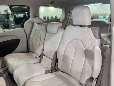 Used 2020 Chrysler Pacifica Touring-L Plus FWD image 8