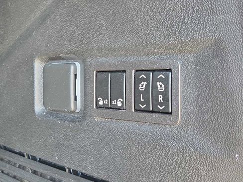 Used 2023 GMC Yukon SLT w/ SLT Premium Package image 16