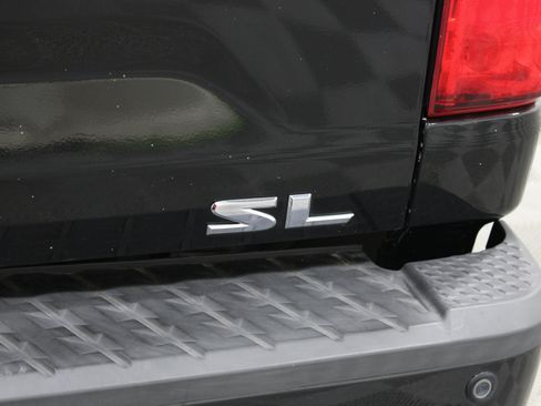 Used 2018 Nissan Titan SL RWD image 32