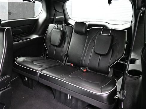 Used 2025 Chrysler Pacifica Limited FWD image 13