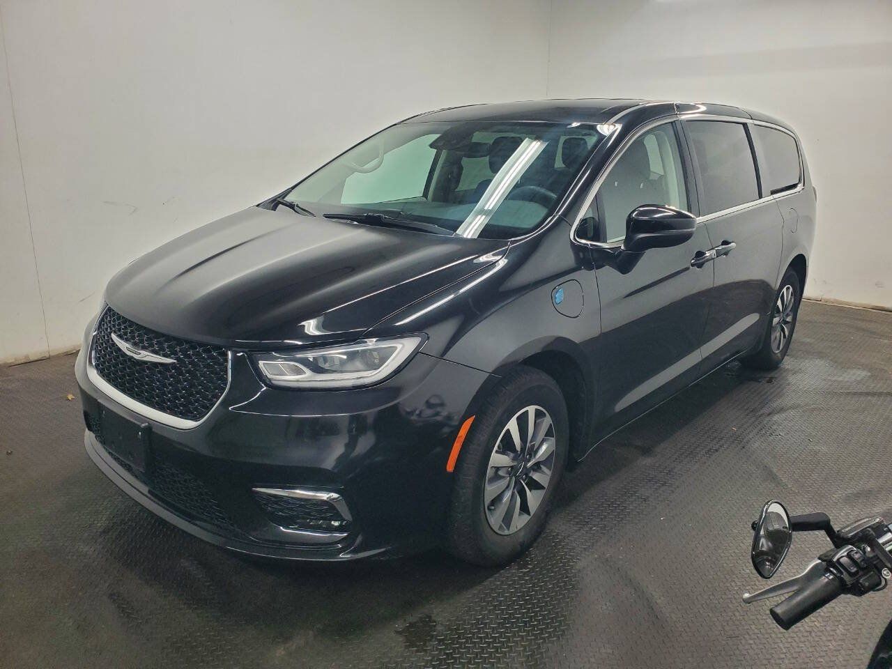 Used 2023 Chrysler Pacifica Touring-L FWD image 1
