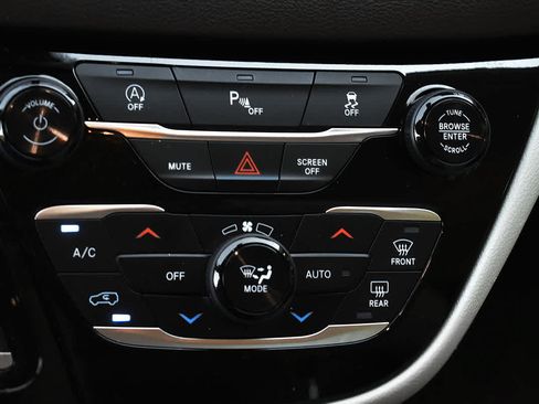 Used 2019 Chrysler Pacifica Touring-L FWD image 23