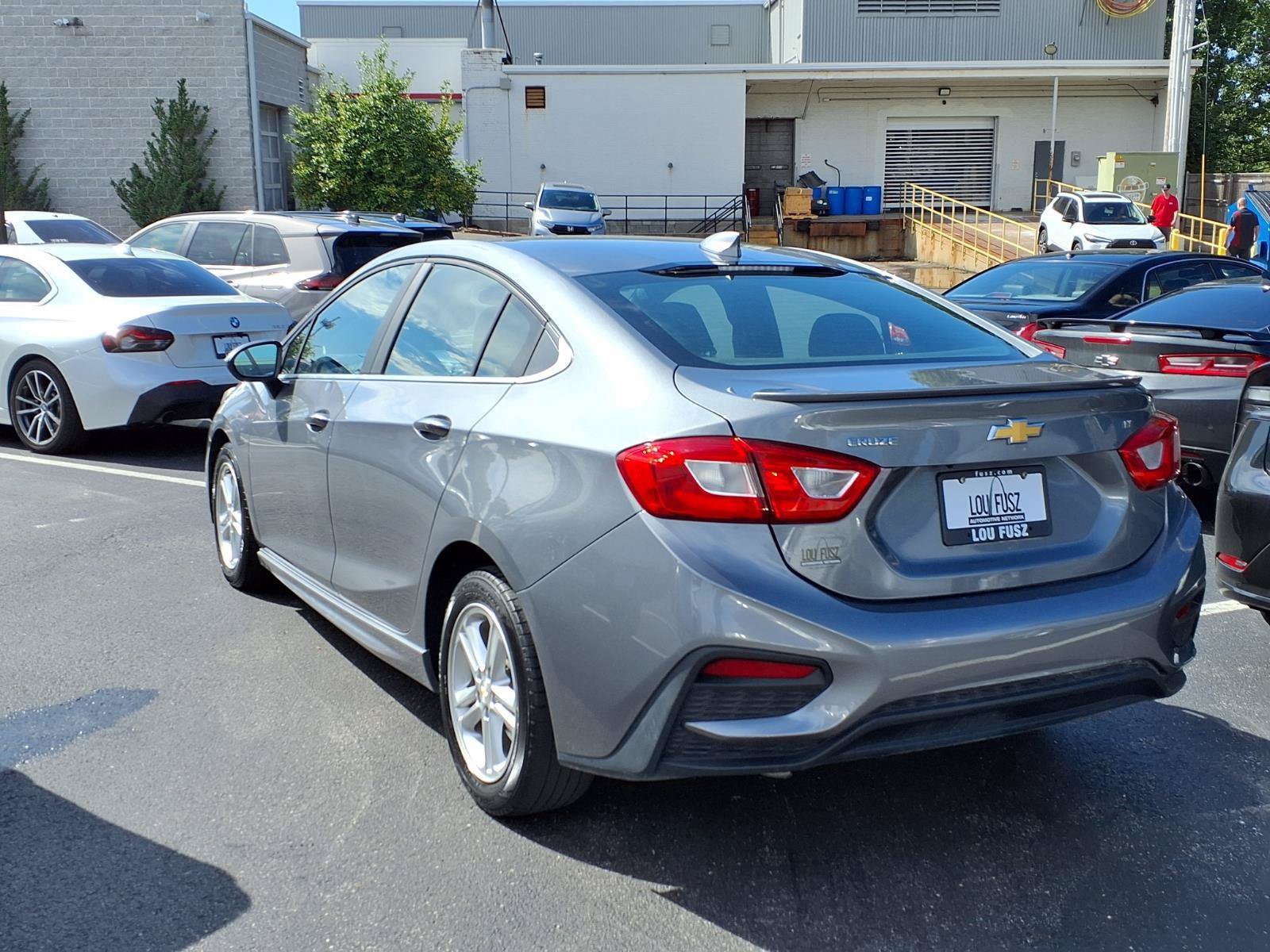 Used 2018 Chevrolet Cruze LT w/ Convenience Package FWD image 2
