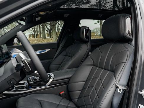 Used 2026 BMW i7 xDrive60 w/ Executive Package image 14