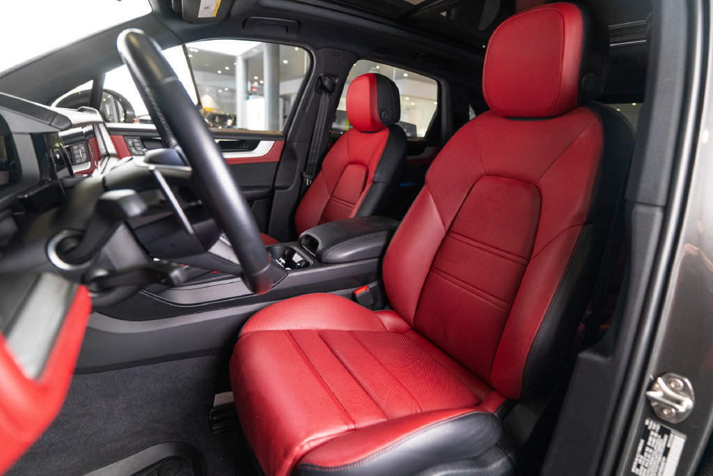 Certified 2025 Porsche Cayenne AWD/4WD image 5