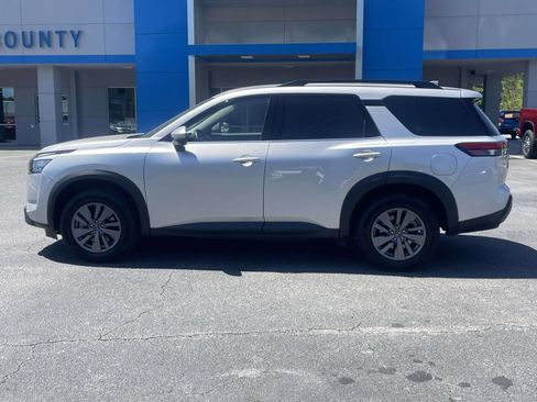Used 2024 Nissan Pathfinder SV FWD image 7