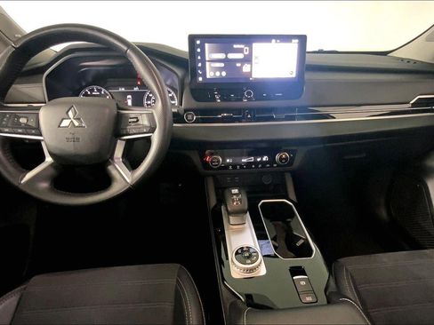 Used 2025 Mitsubishi Outlander SE image 15