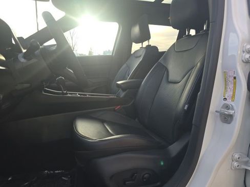 Certified 2025 Jeep Compass Limited w/ High Altitude Package image 9