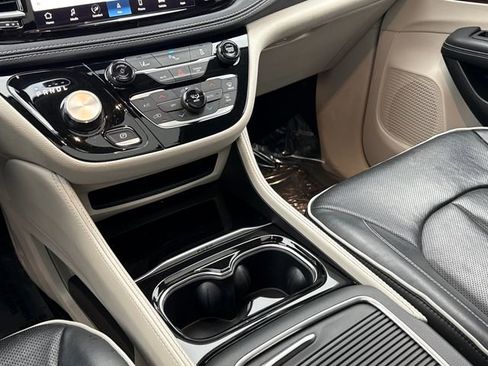 Used 2023 Chrysler Pacifica Limited image 16