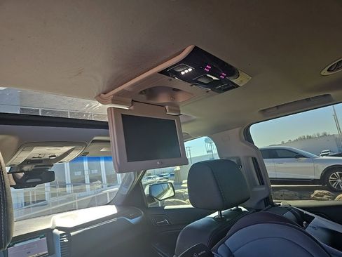 Used 2018 Chevrolet Suburban LT image 18